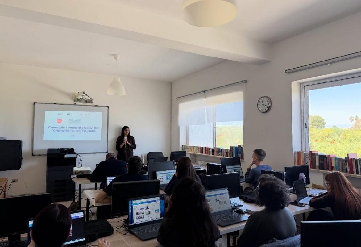 Partecipanti al laboratorio Canva Lab in aula informatica a San Cassiano